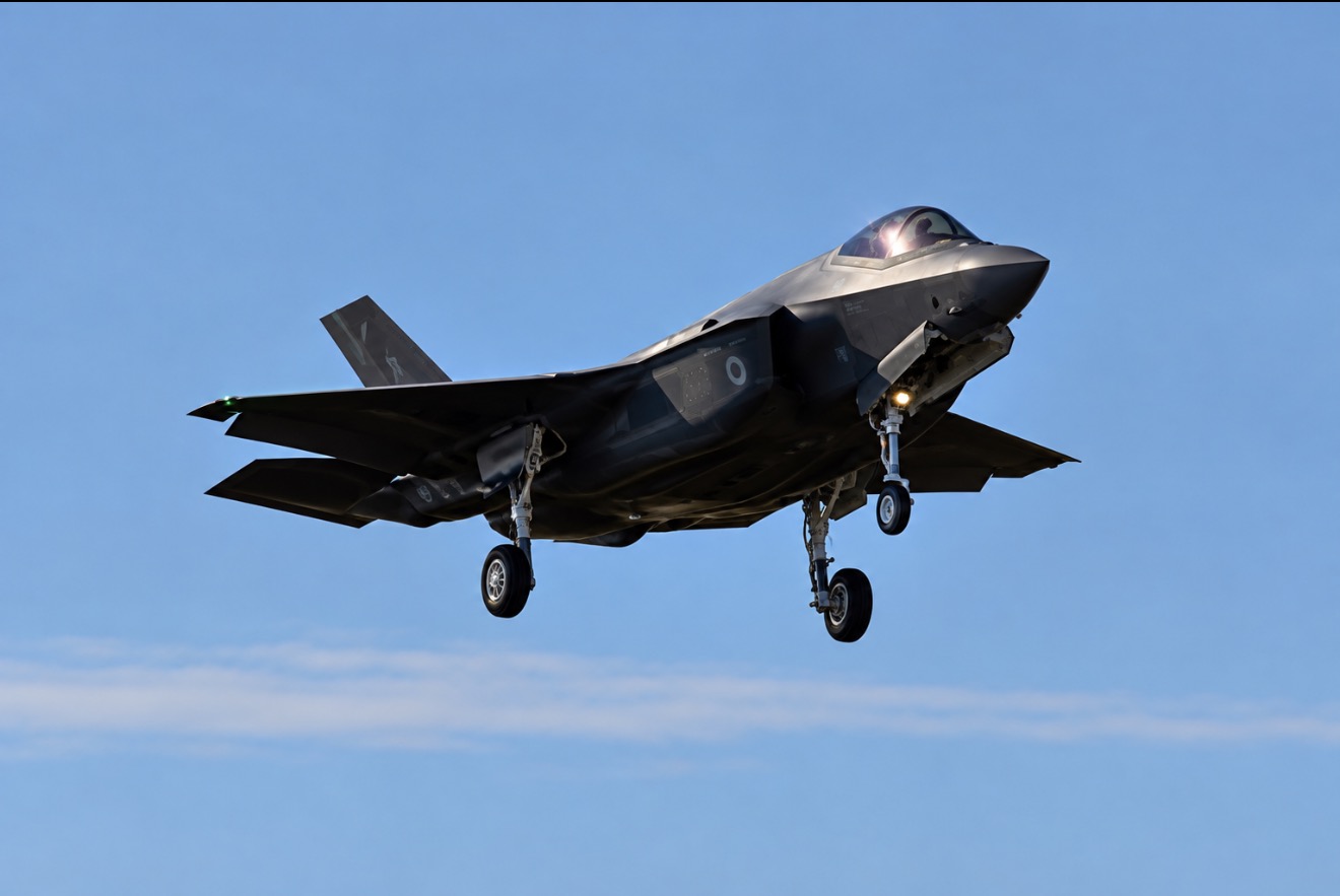 F-35 gevechtsvliegtuig in de lucht met landingsgestel uit