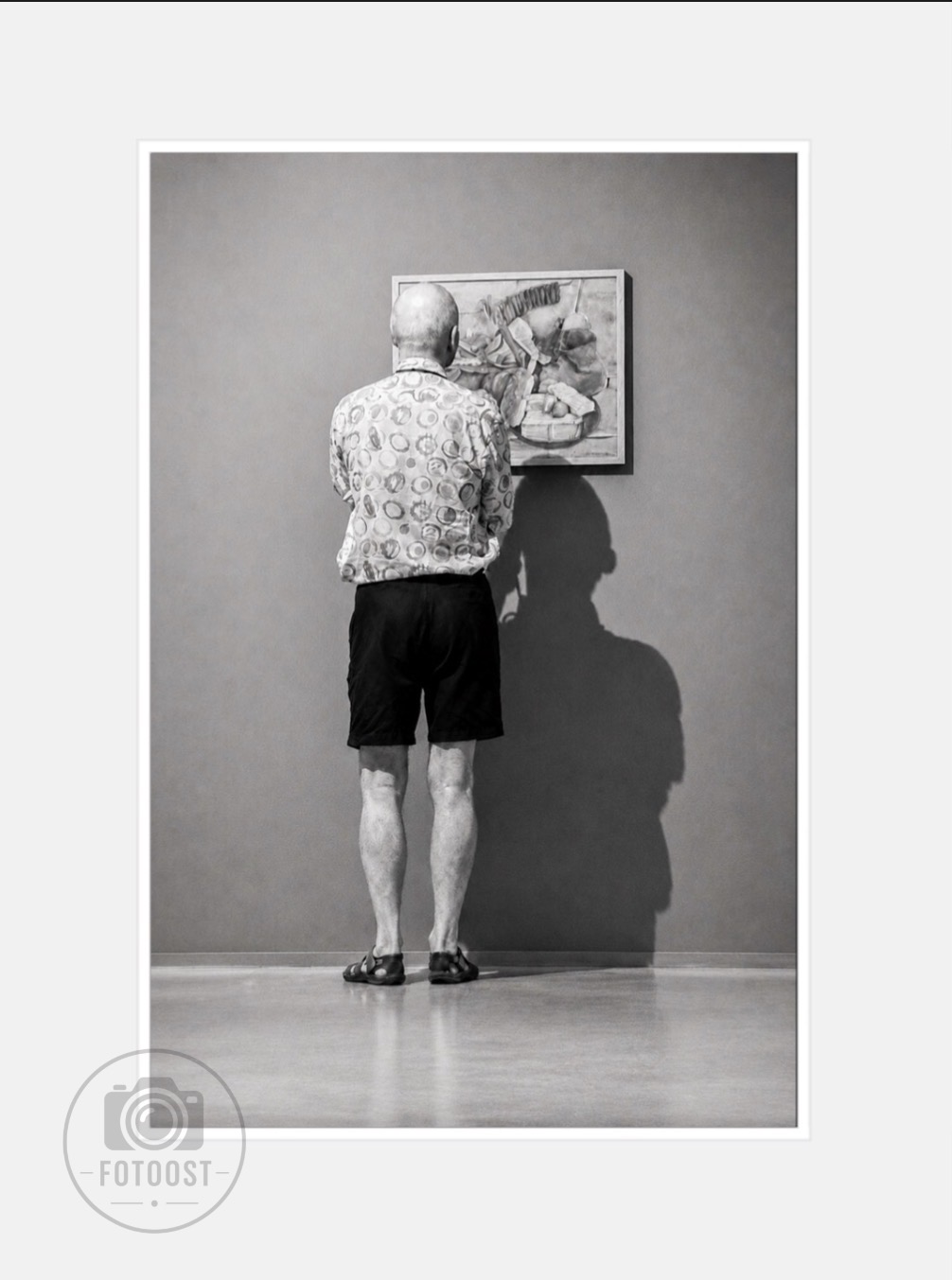 Bezoeker bekijkt een schilderij in een museum